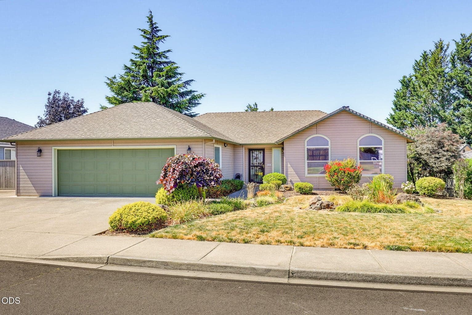Photo of 3462 Viewpoint Drive 1 of 32