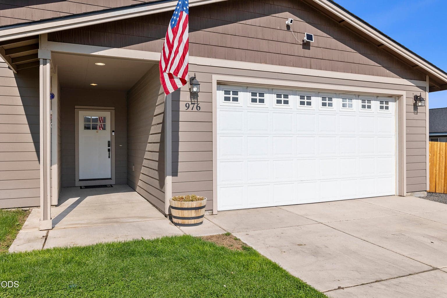 Photo of 976 Maui Lane 4 of 24