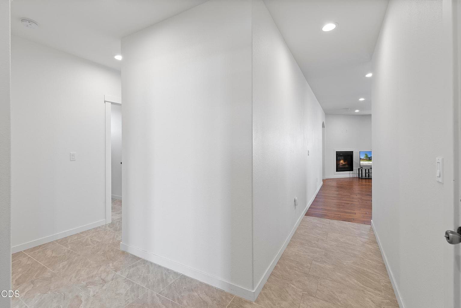 Photo of 976 SE Maui Lane 6 of 32