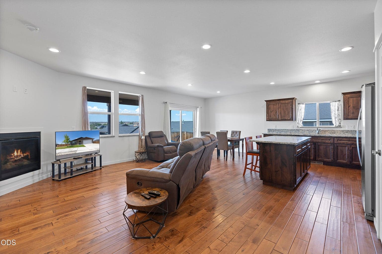 Photo of 976 SE Maui Lane 12 of 32