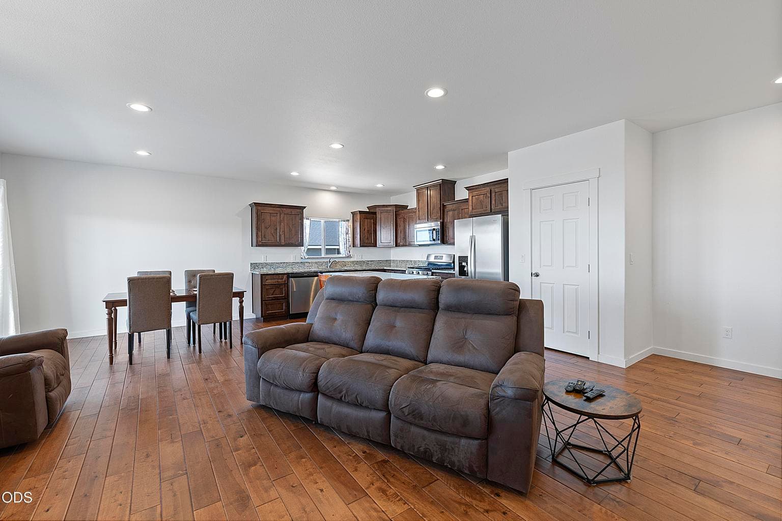 Photo of 976 SE Maui Lane 13 of 32