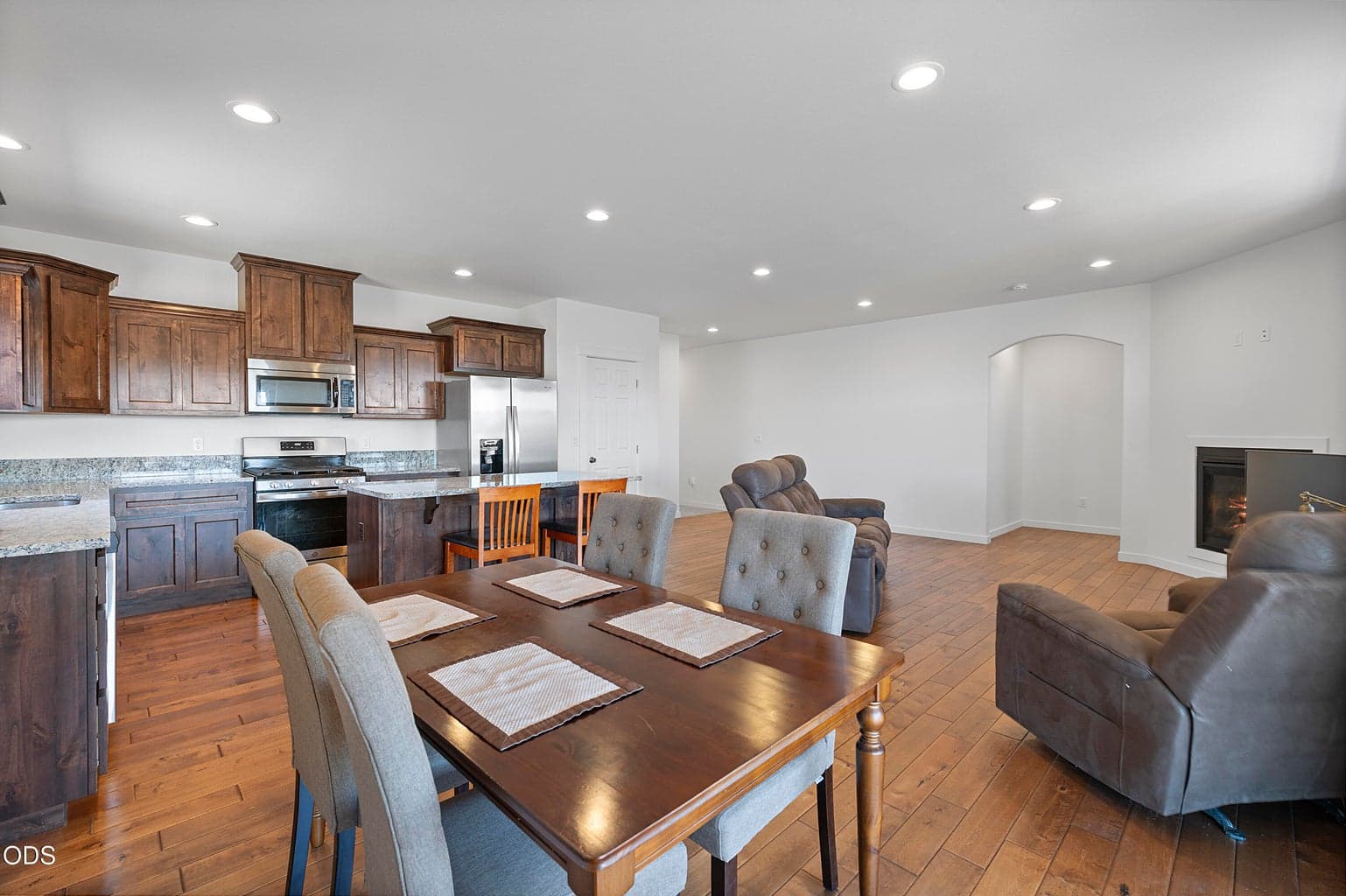 Photo of 976 SE Maui Lane 15 of 32