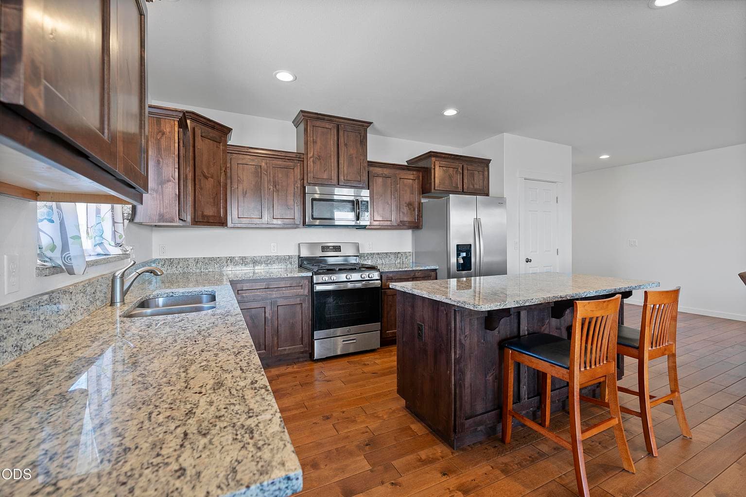 Photo of 976 SE Maui Lane 16 of 32