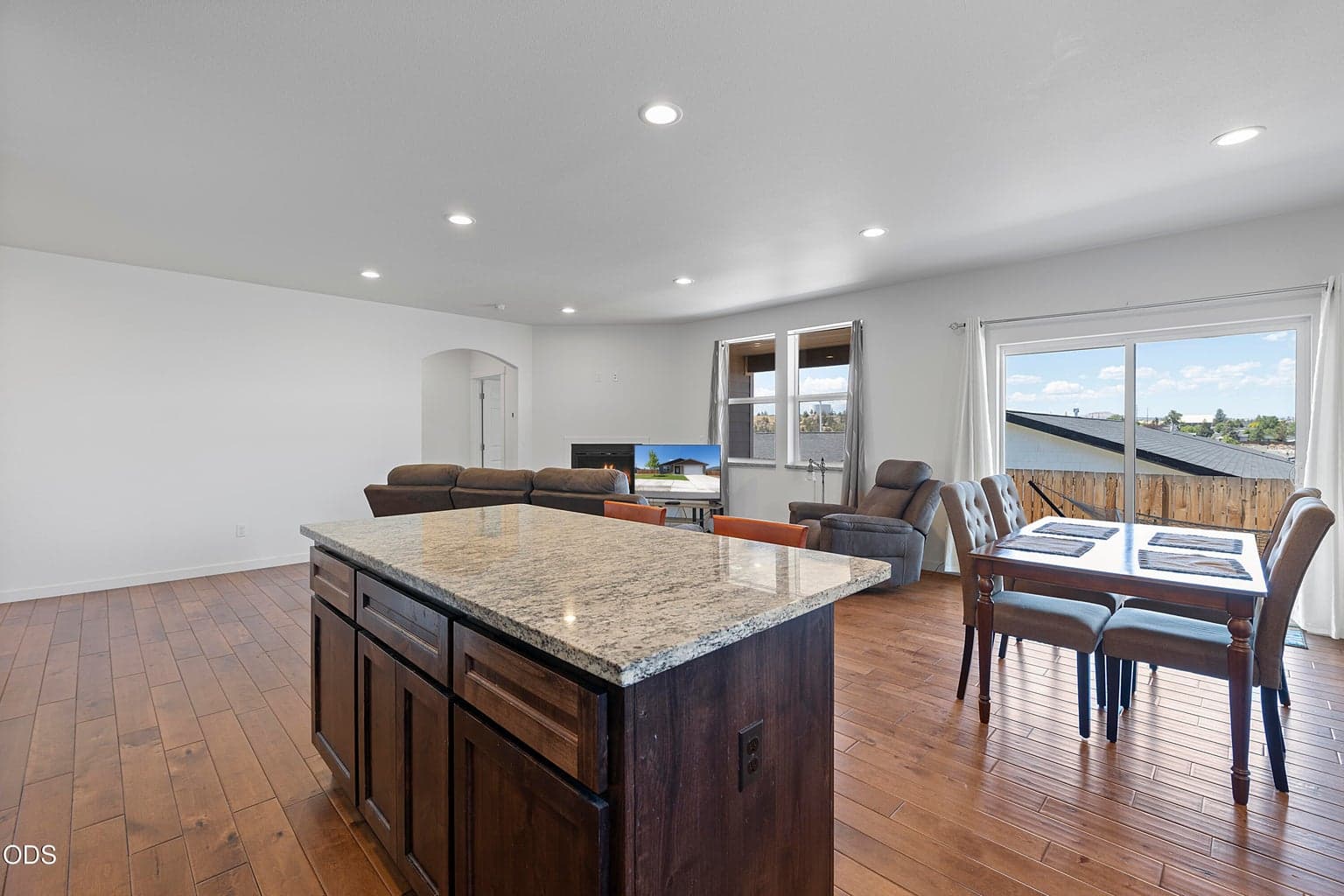 Photo of 976 SE Maui Lane 17 of 32