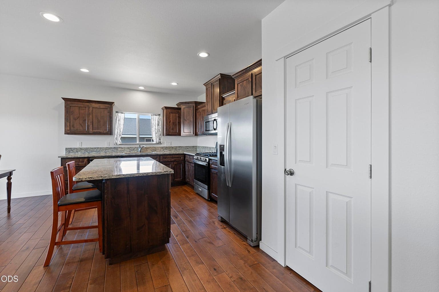 Photo of 976 SE Maui Lane 18 of 32