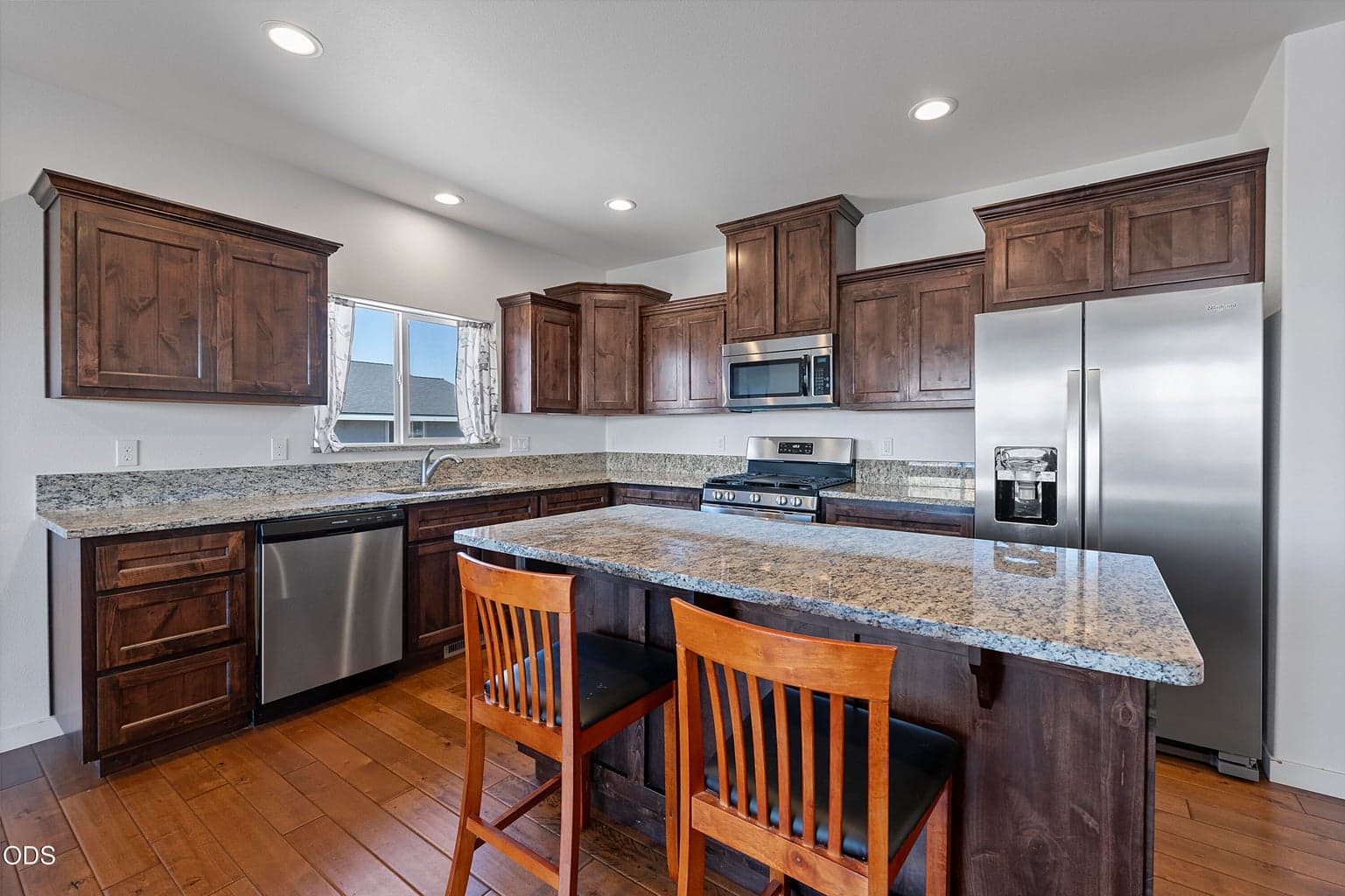 Photo of 976 SE Maui Lane 19 of 32