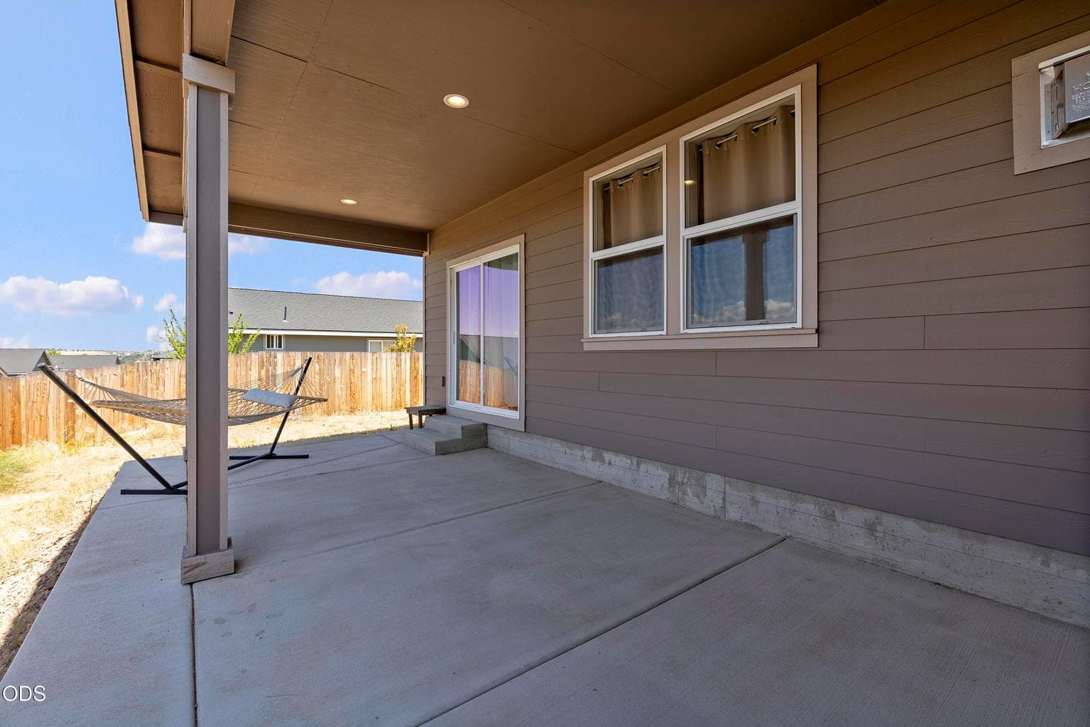 Photo of 976 SE Maui Lane 29 of 32