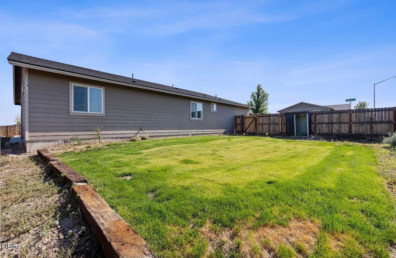 Photo of 976 SE Maui Lane 31 of 32