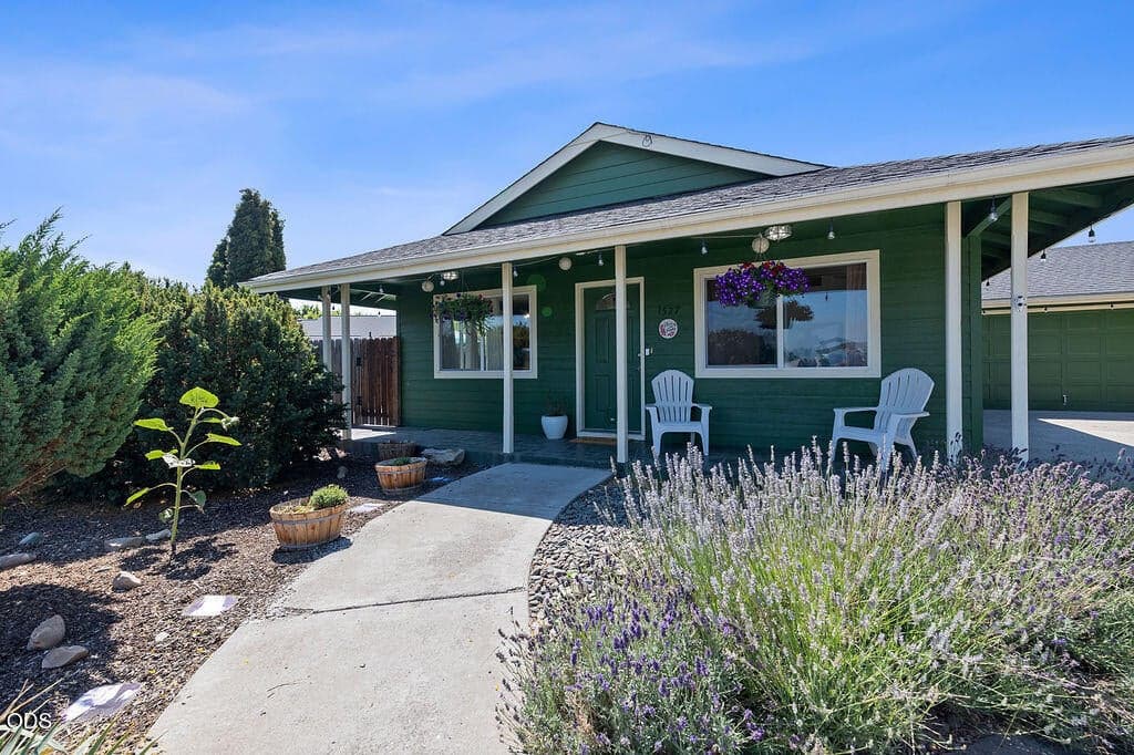 Photo of 1527 Larry Court 1 of 19