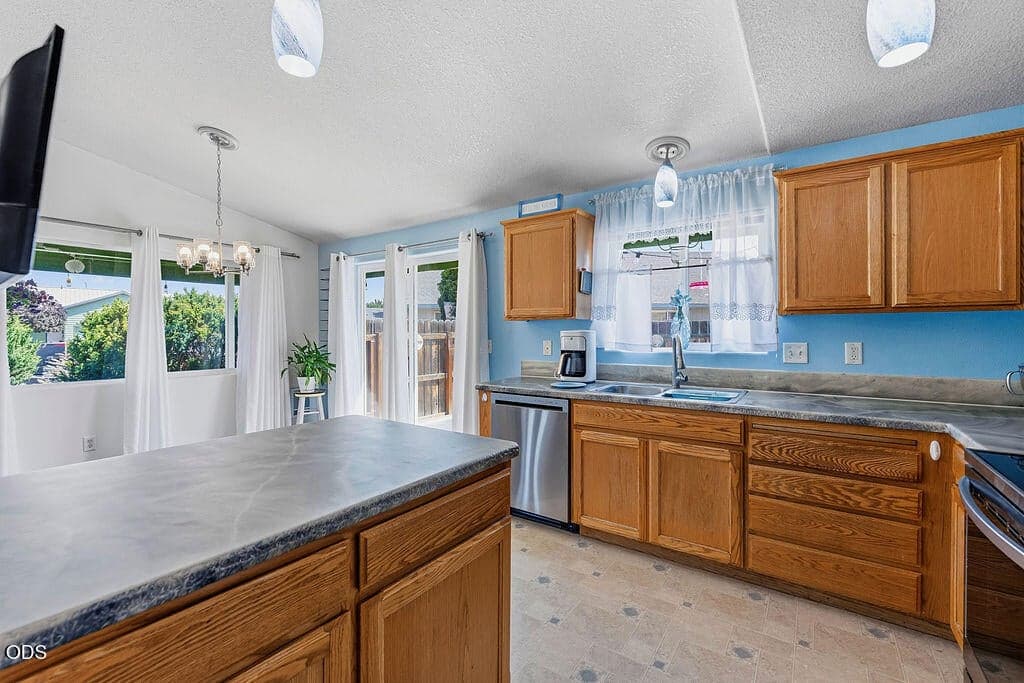 Photo of 1527 NE Larry Court 6 of 19