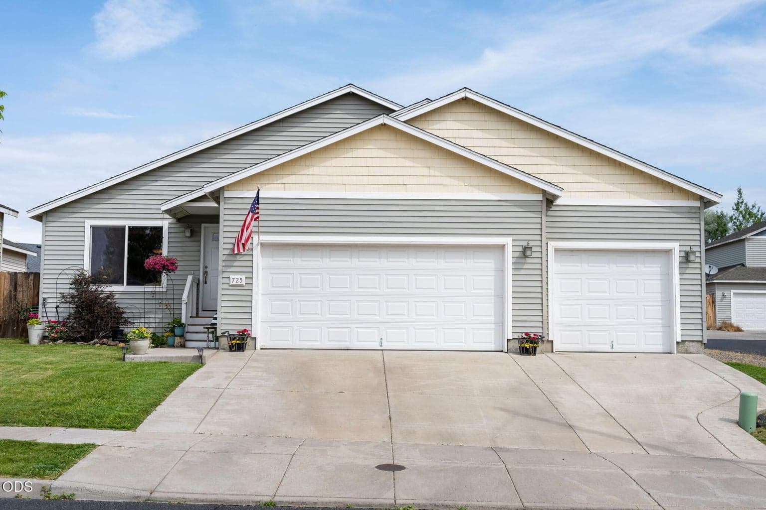 Photo of 725 Robin Place 2 of 27