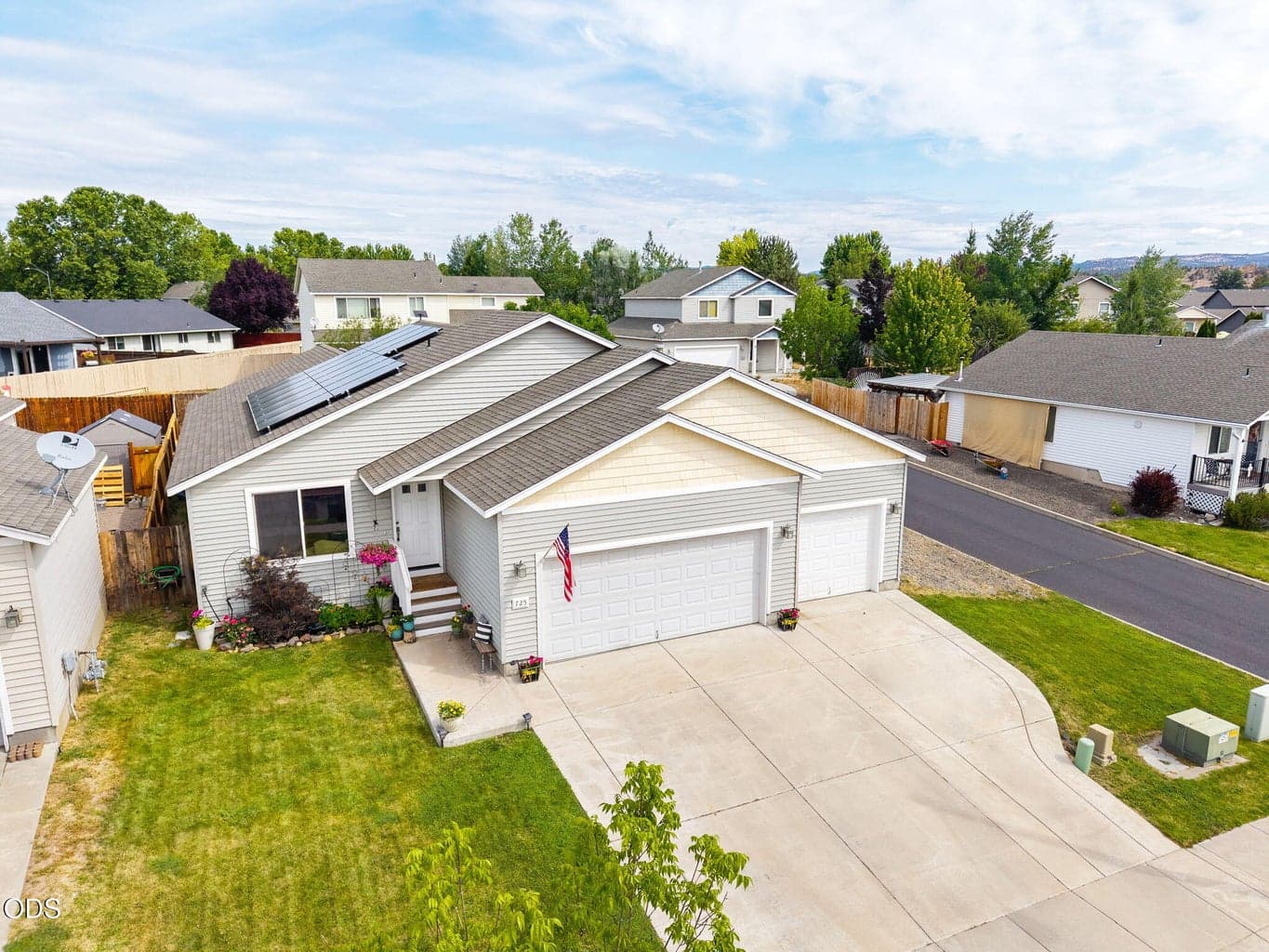 Photo of 725 Robin Place 1 of 27