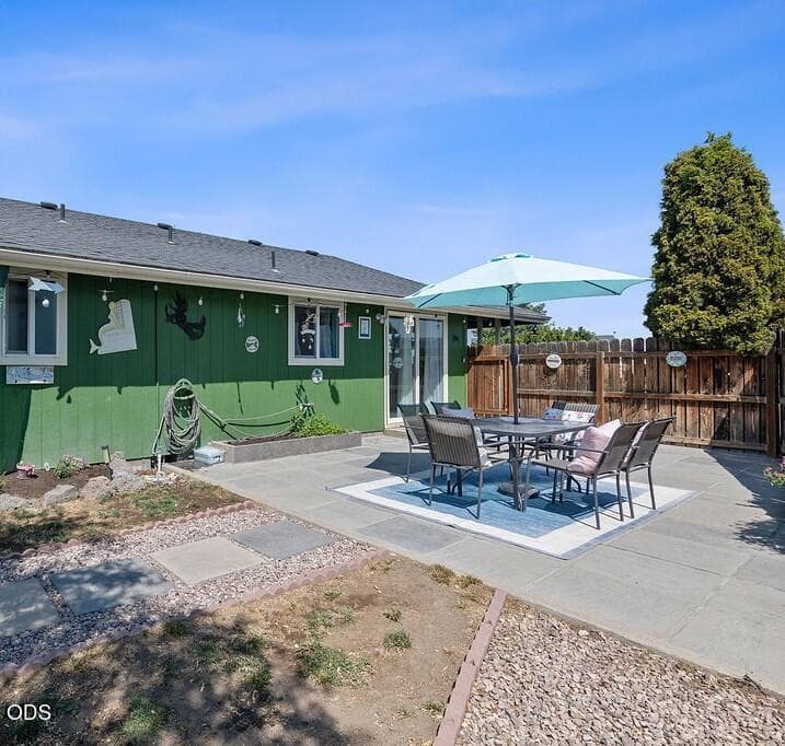 Photo of 1527 NE Larry Court 14 of 19