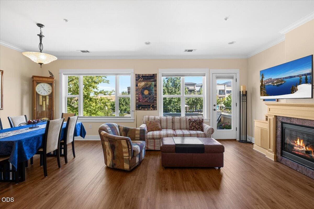 Photo of 624 Fair Oaks Court 4 of 21