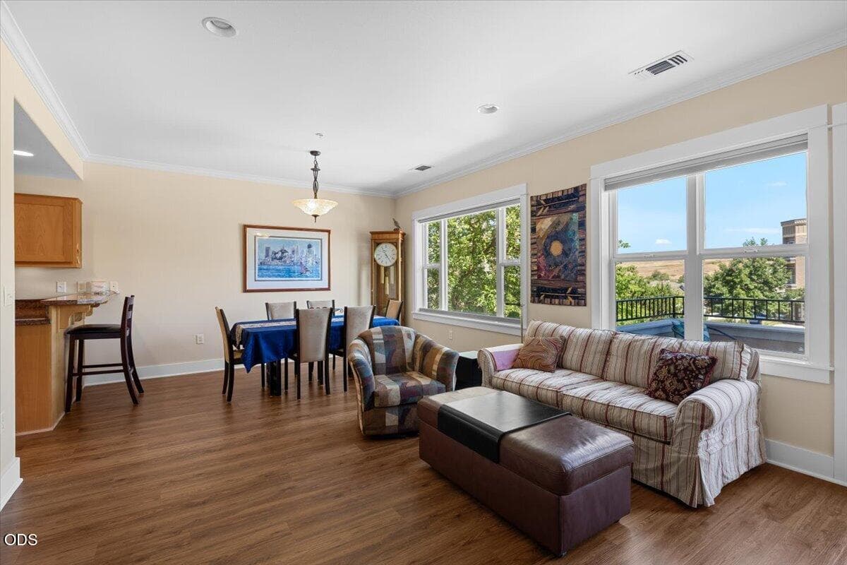 Photo of 624 Fair Oaks Court 5 of 21