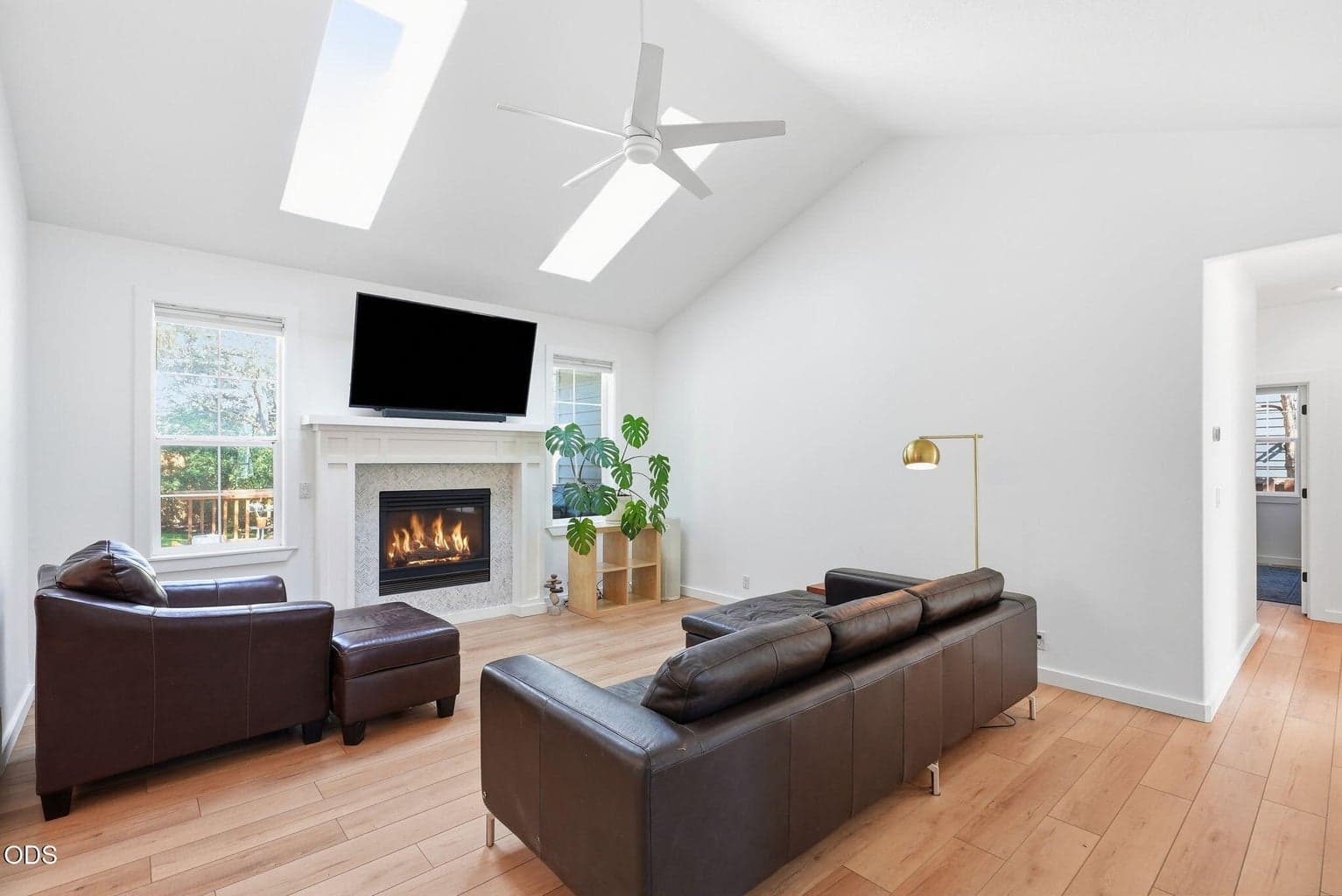 Photo of 947 SE Sunwood Court 6 of 34
