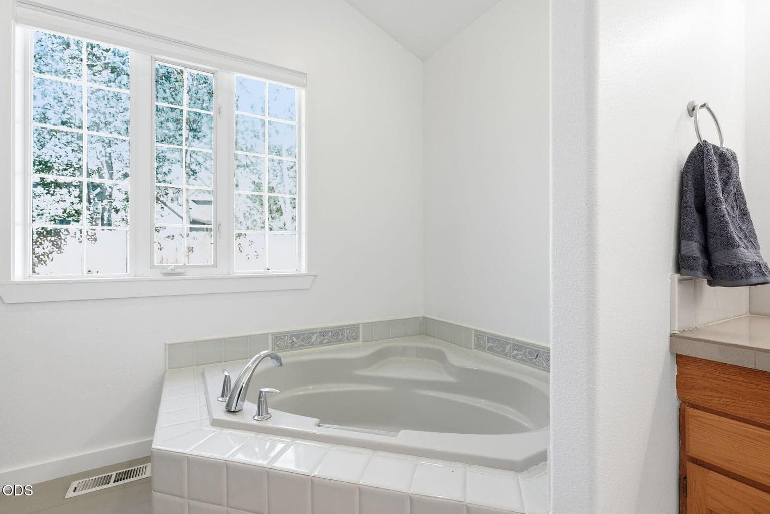 Photo of 947 SE Sunwood Court 21 of 34