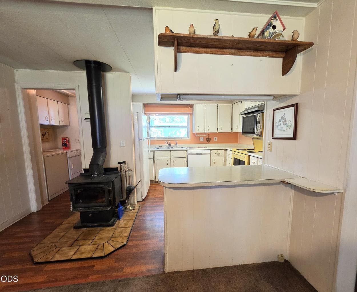 Looking toward kitchen