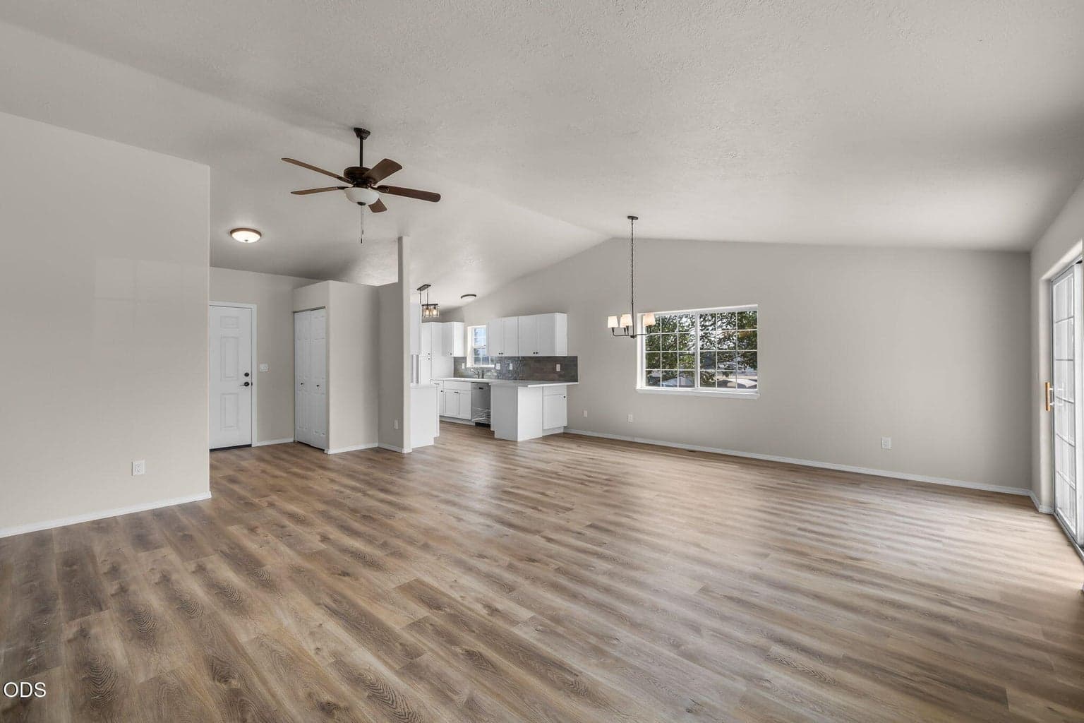 Photo of 629 SW Deer Ridge Court 6 of 33