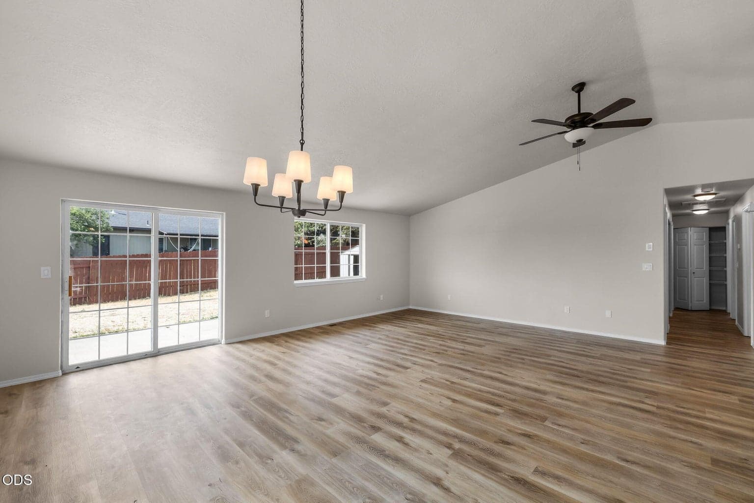 Photo of 629 SW Deer Ridge Court 8 of 33