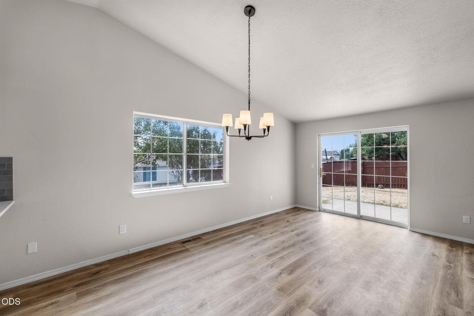 Photo of 629 SW Deer Ridge Court 12 of 33
