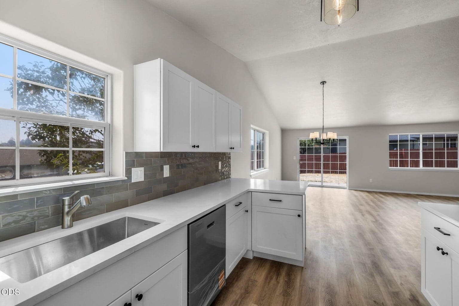 Photo of 629 SW Deer Ridge Court 13 of 33