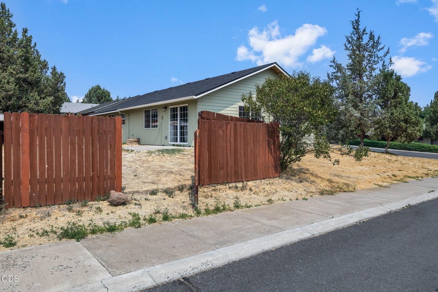 Photo of 629 SW Deer Ridge Court 31 of 33