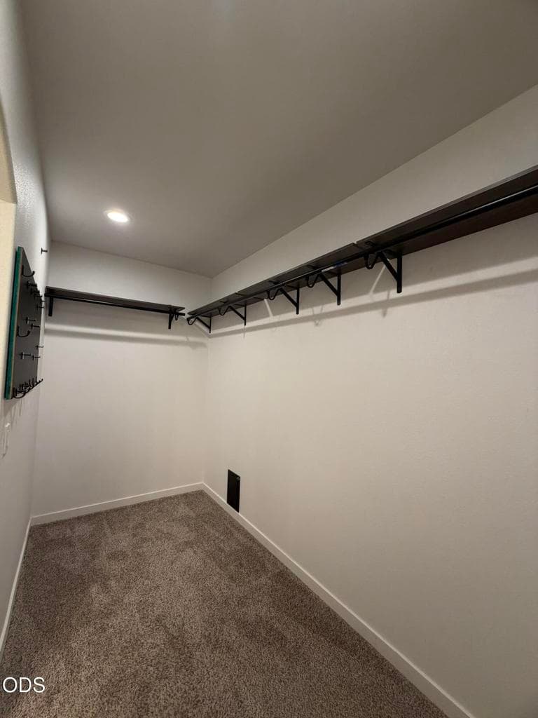 Photo of 976 SE Maui Lane 23 of 32