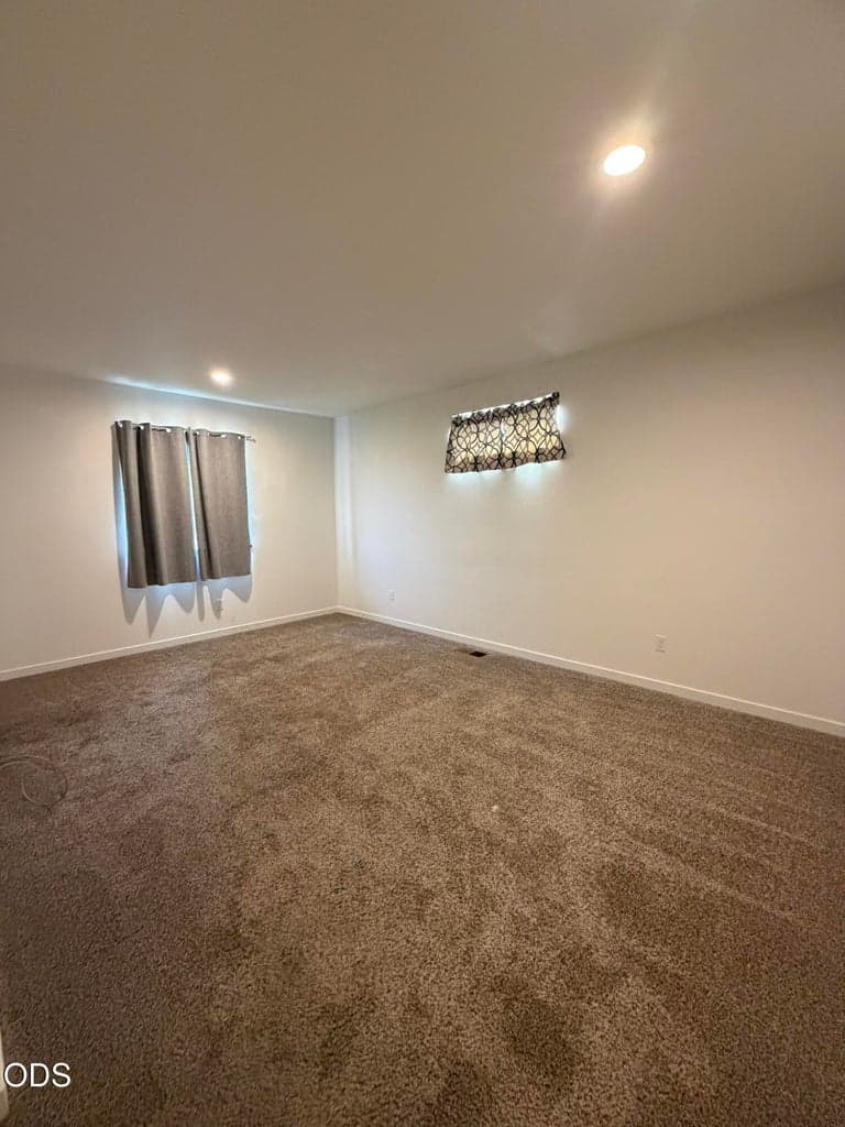 Photo of 976 SE Maui Lane 21 of 32