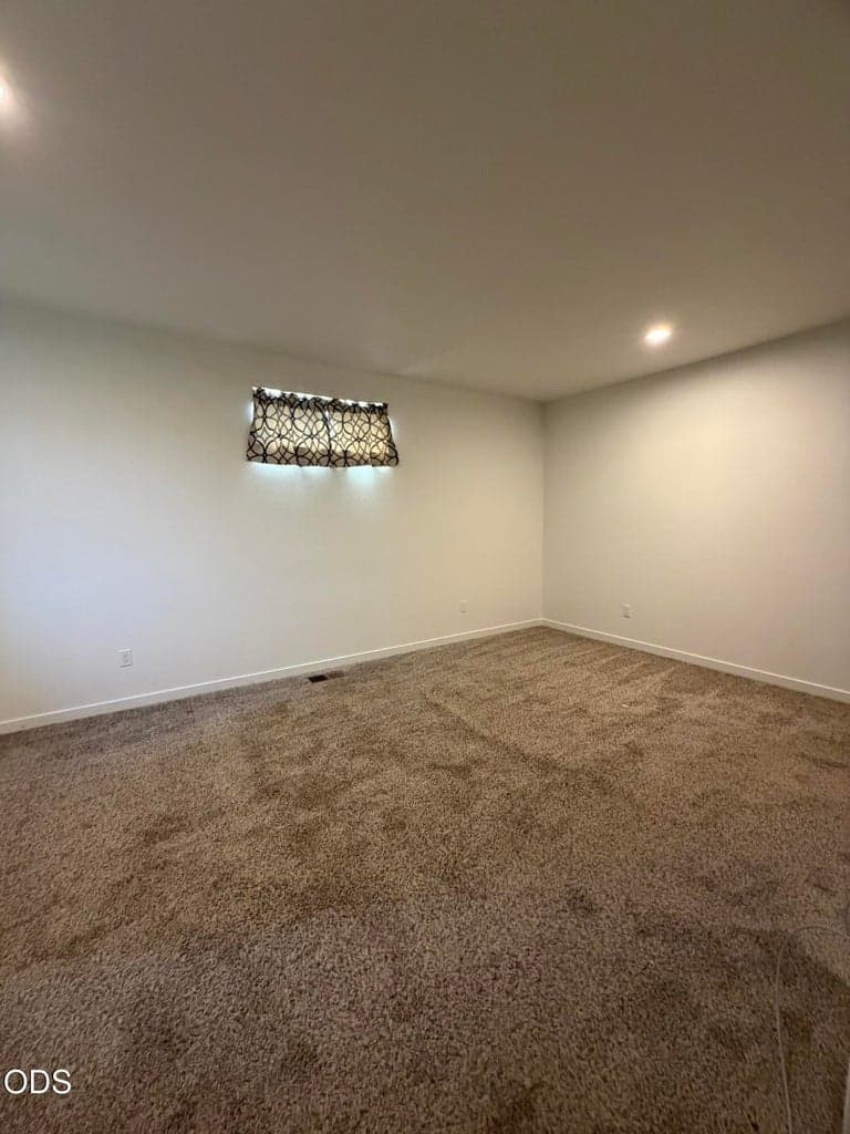 Photo of 976 SE Maui Lane 22 of 32