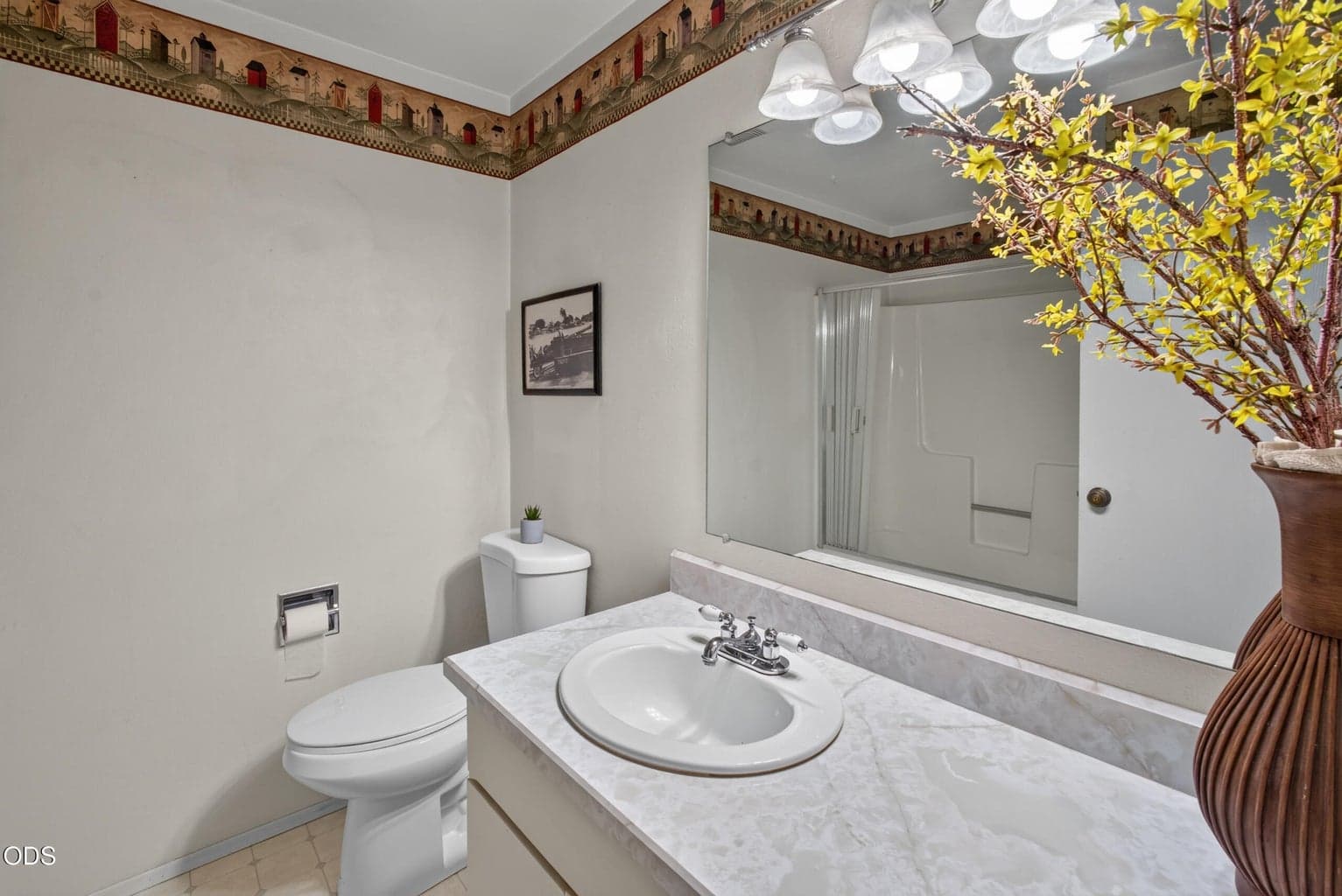 Full Hall Bath with shower/tub combo
