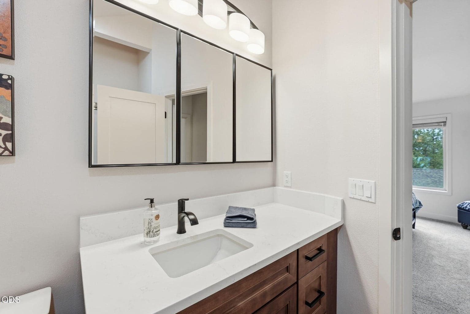 Photo of 1287 NW City Heights Drive 13 of 37