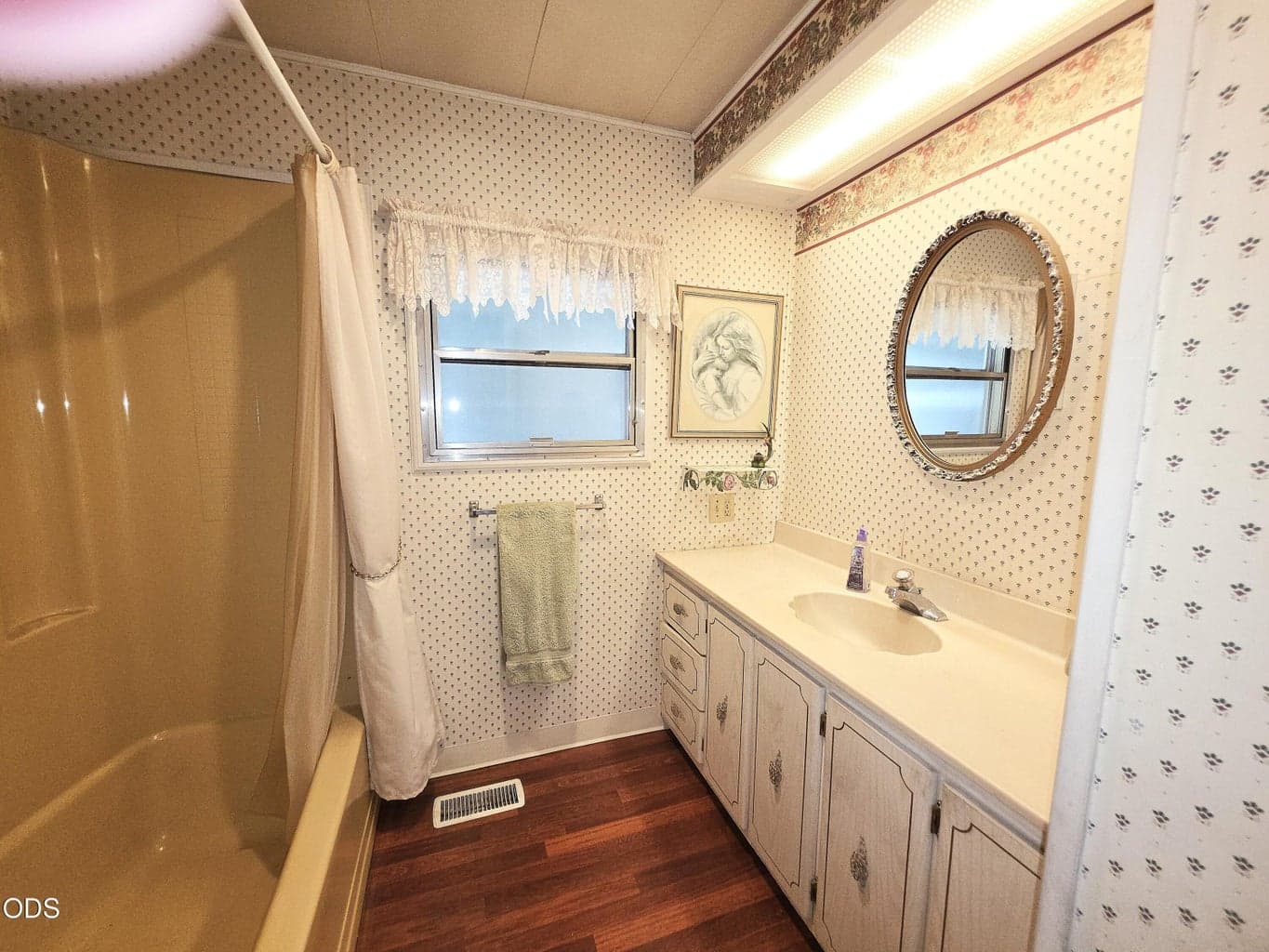 Guest bathroom has shower/tub combination