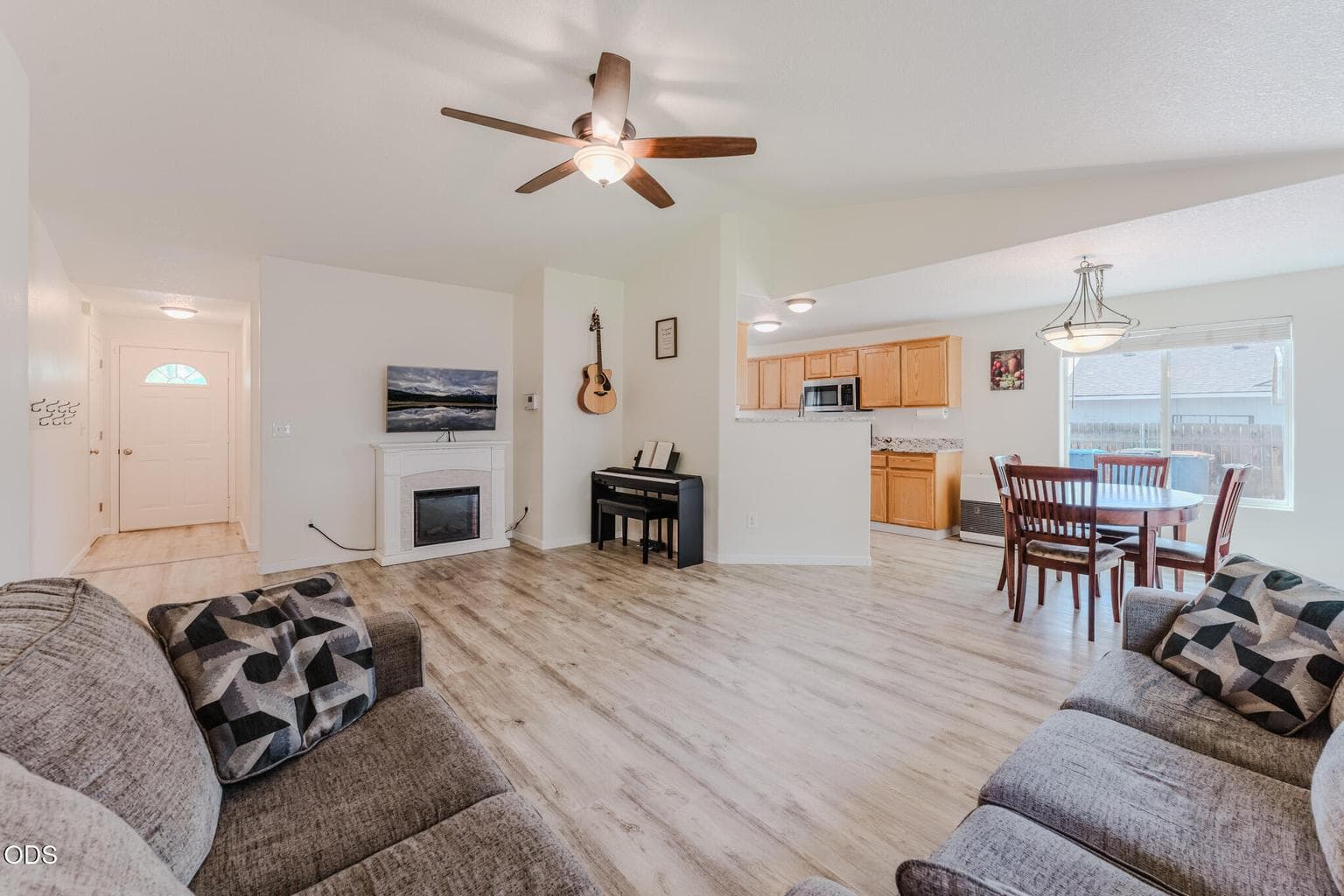 Photo of 2635 Yellowpine Road 3 of 48