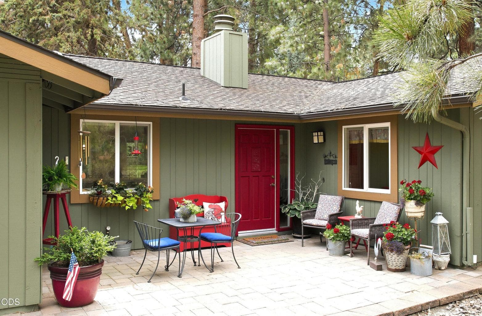 Cute front patio is very welcoming!
