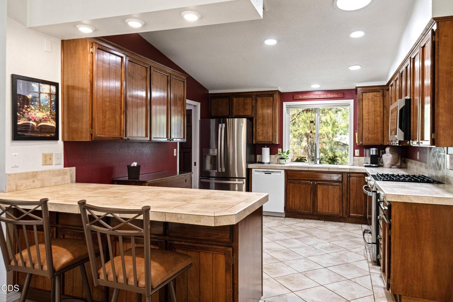 Kitchen with breakfast bar