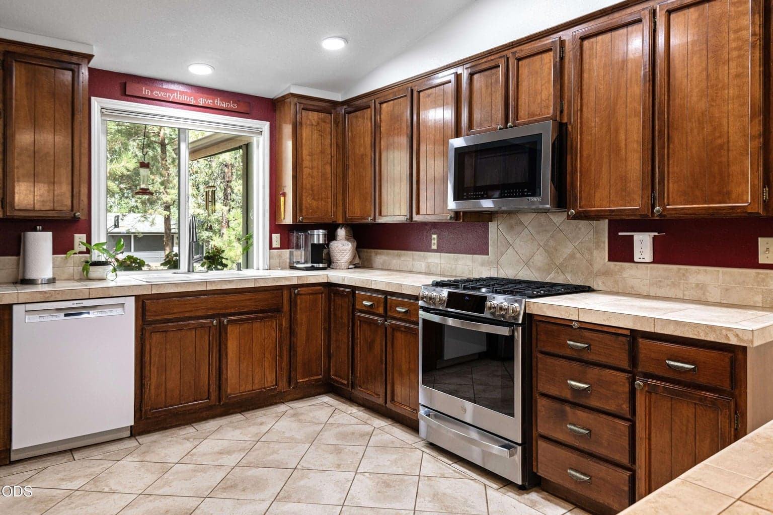 Abundant cabinetry and counterspace in kitchen