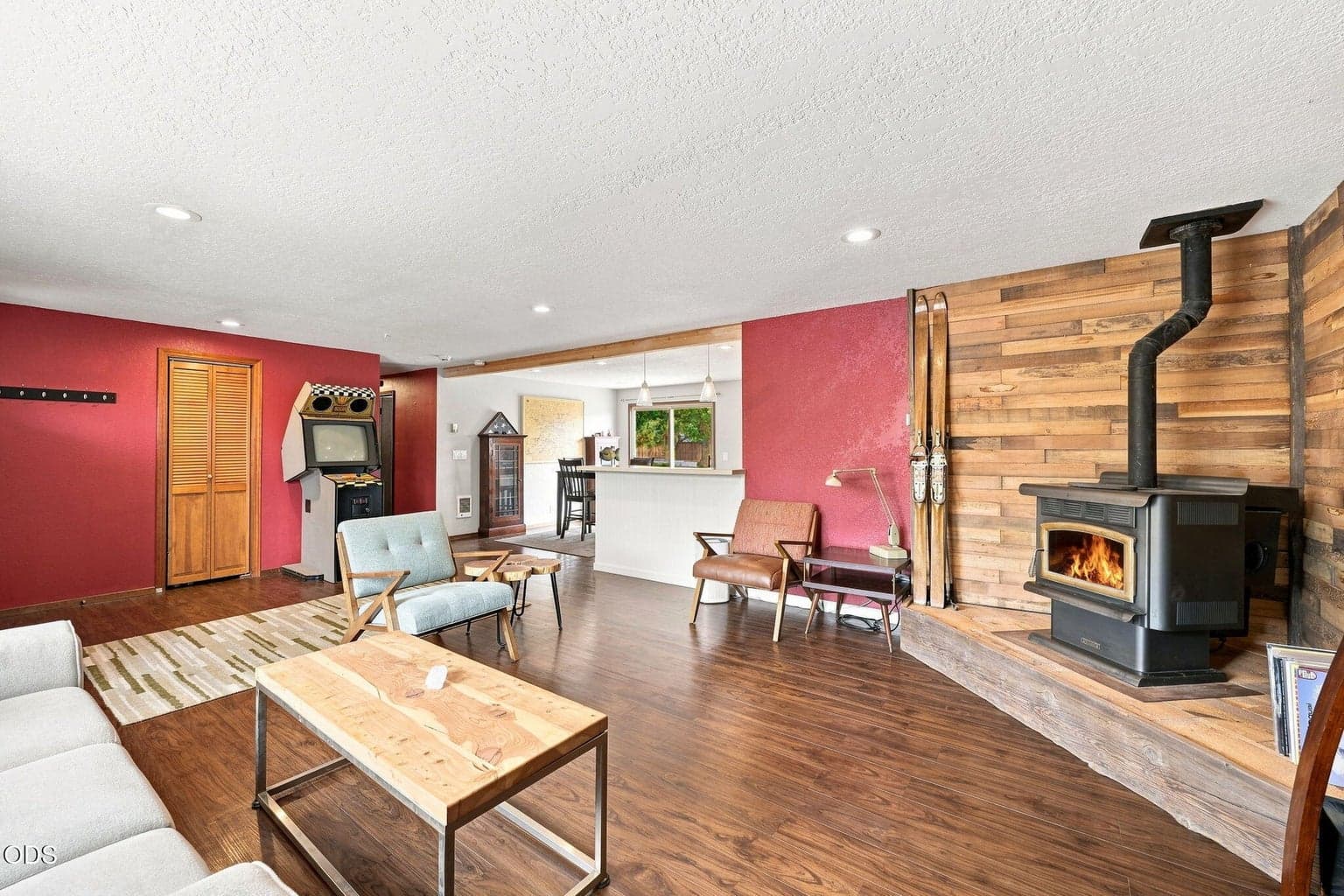 Photo of 2563 Cascade Avenue 5 of 21