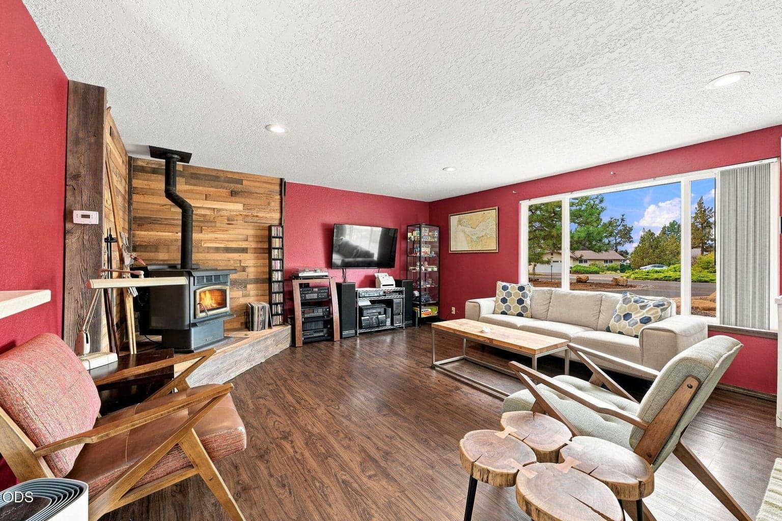 Photo of 2563 Cascade Avenue 4 of 21