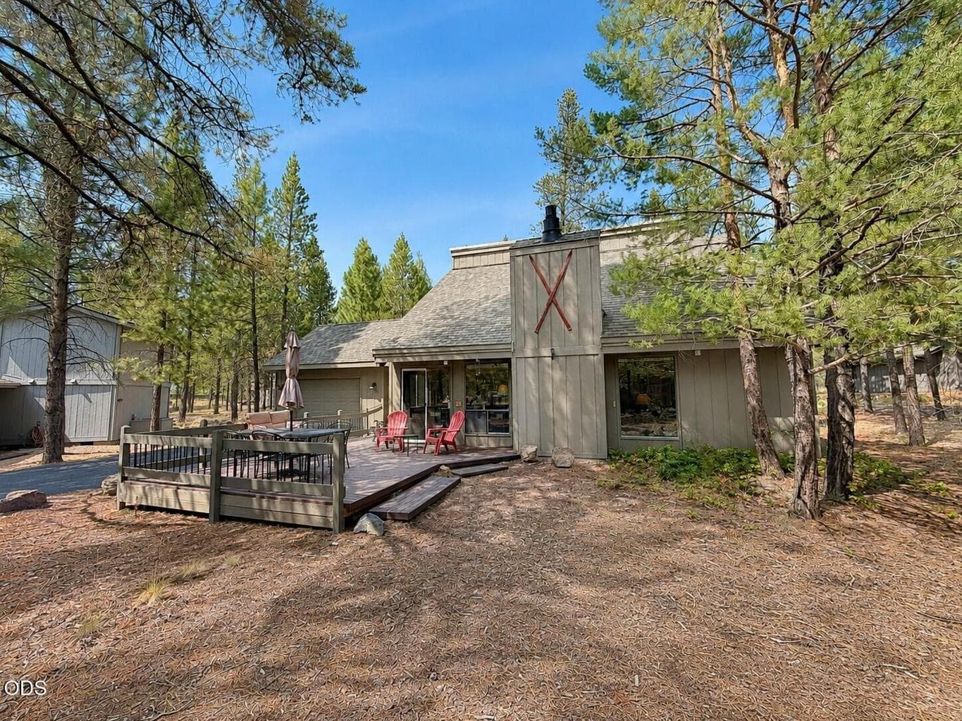 Enjoy the classic Sunriver lifestyle at 7 Flat Top Lane, a charming 3-bedroom, 2-bath chalet-style retreat near Fort Rock Park, Sunriver pathways, pools, tennis and pickleball courts, golf, shopping, dining, and year-round Central Oregon recreation.