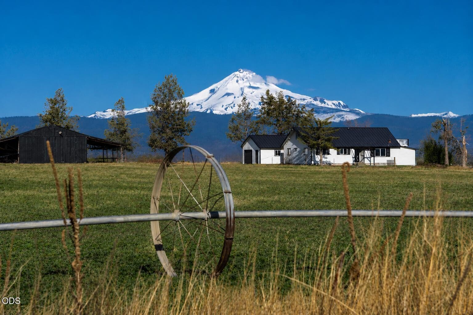 Front of property with views of Mt. Jefferson