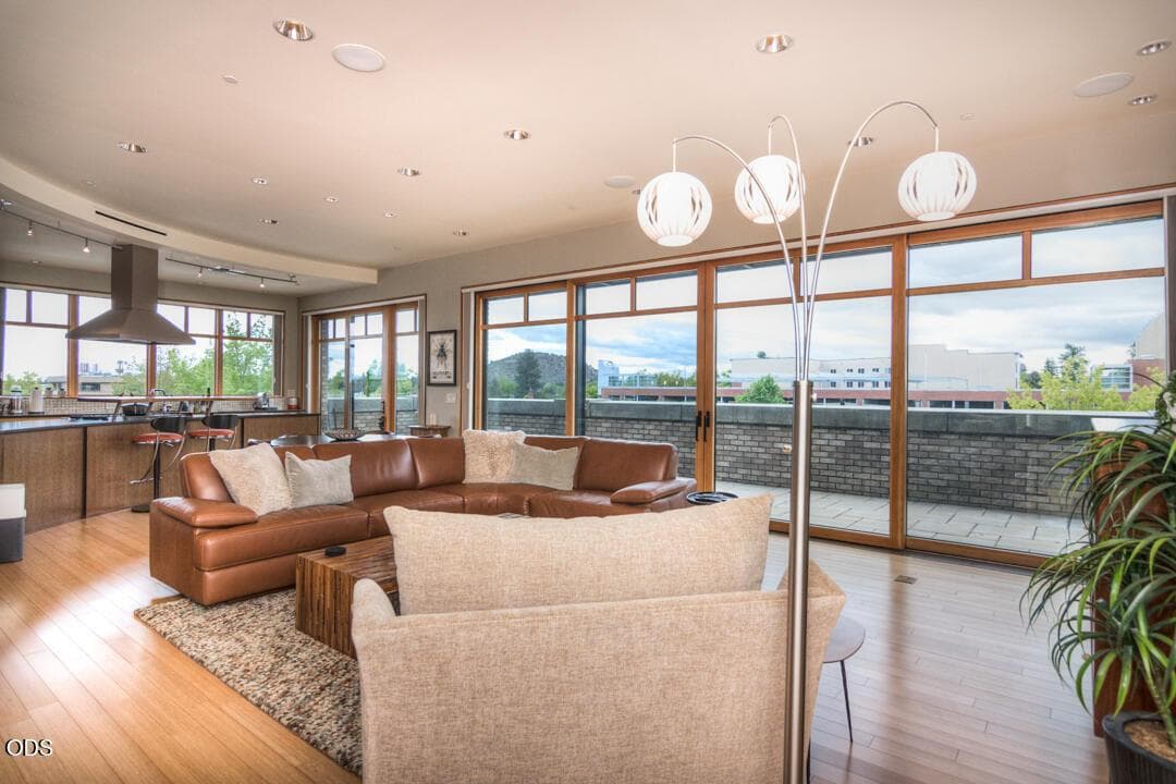 Photo of 919 Bond Street 3 of 43