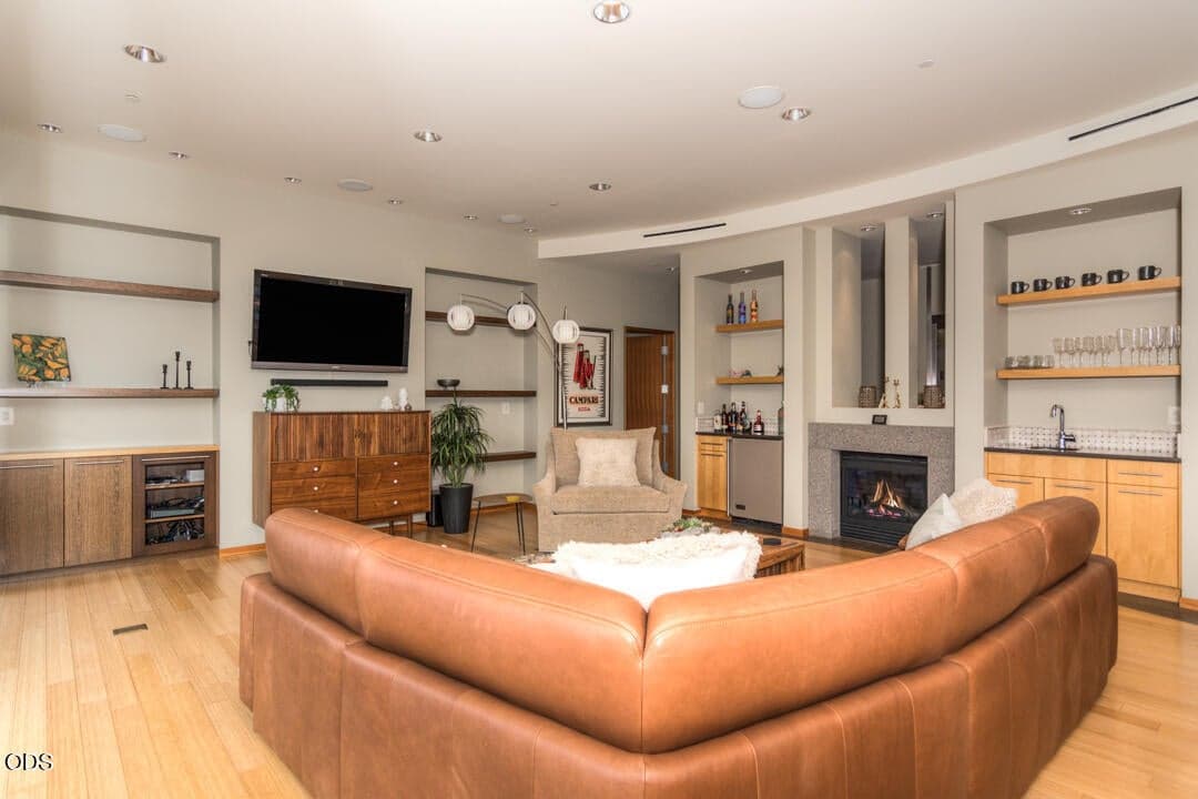 Photo of 919 Bond Street 5 of 43