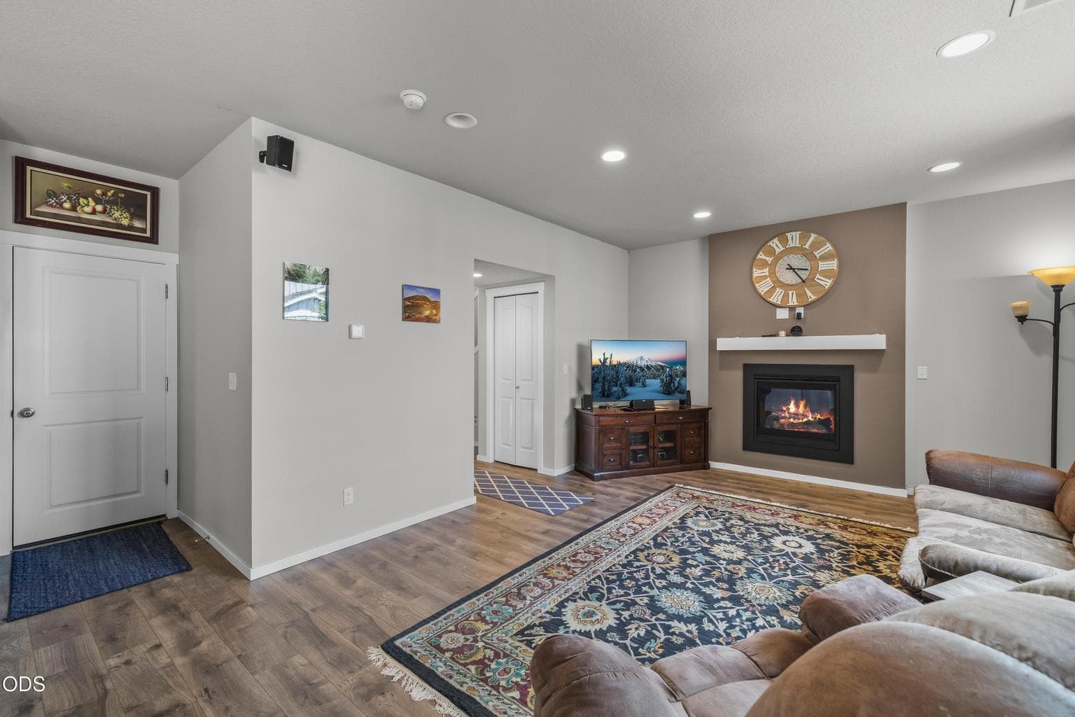 Gas fireplace w/remote