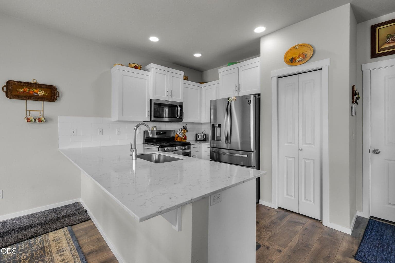 Kitchen with breakfast bar