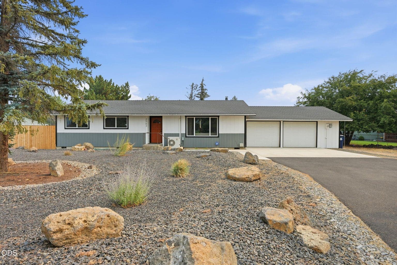 Photo of 2563 Cascade Avenue 1 of 21
