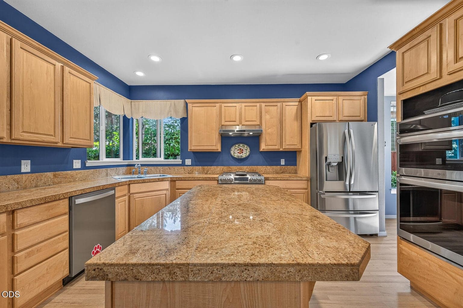 Large island with breakfast bar