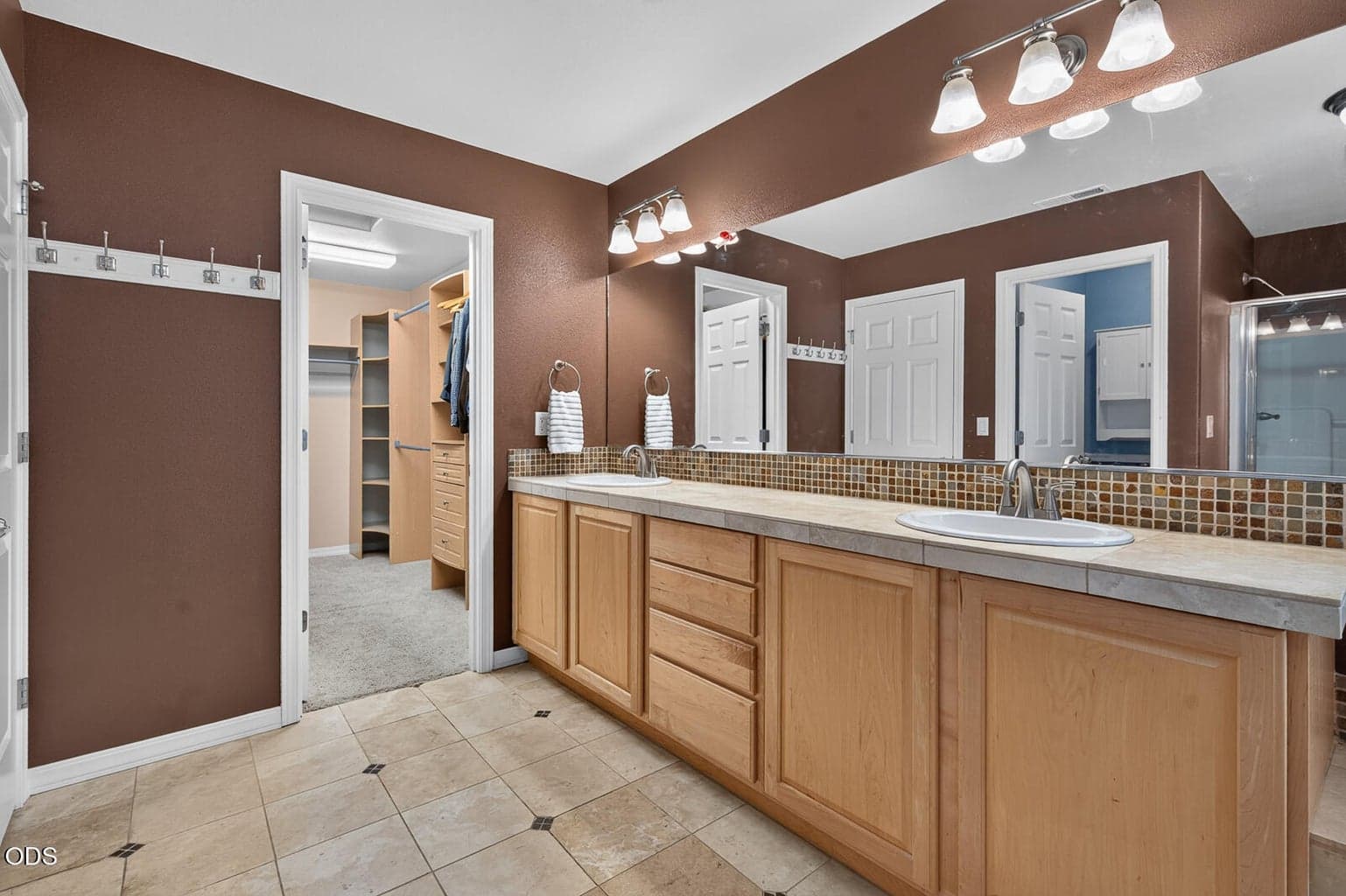 Ensuite bathroom with double vanity