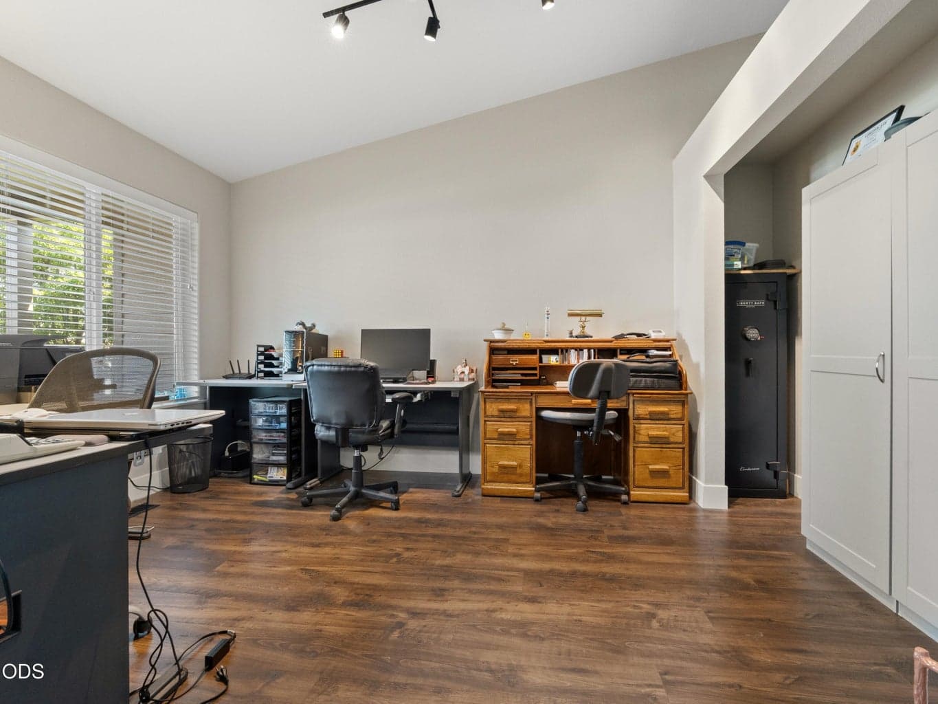 Large office space, could be den or possible 4th bedroom