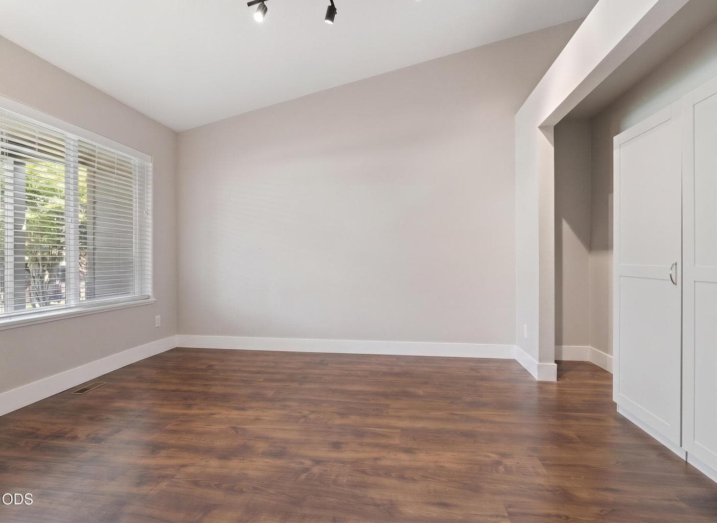 Office vacant of furnishings